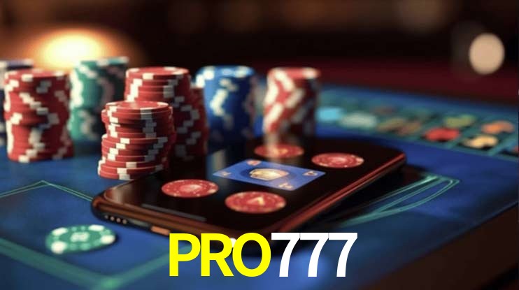 Escena dinámica inspirada en casino con iluminación PRO777, cartas, fichas e íconos de juegos digitales en un espacio moderno de juegos.